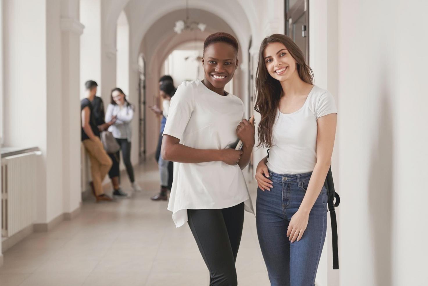 Arbeitsbereich mit Finanzunterlagen und digitalen Tools